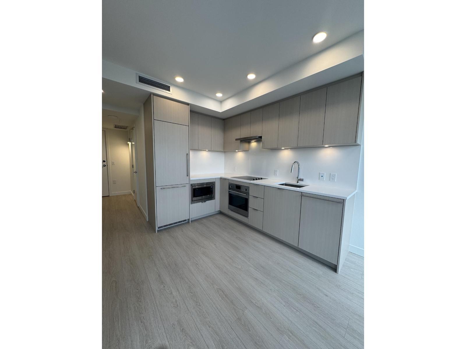 604 13675 107A Avenue, Surrey, BC - Indoor Photo Showing Kitchen