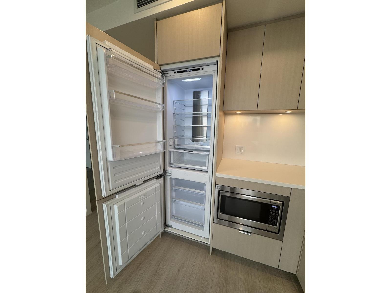 604 13675 107A Avenue, Surrey, BC - Indoor Photo Showing Kitchen
