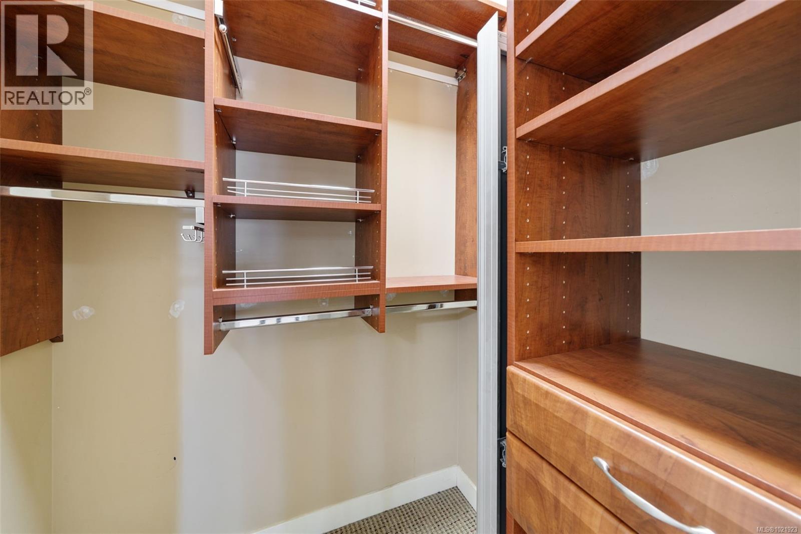 210 201 Nursery Hill Dr, View Royal, BC - Indoor With Storage