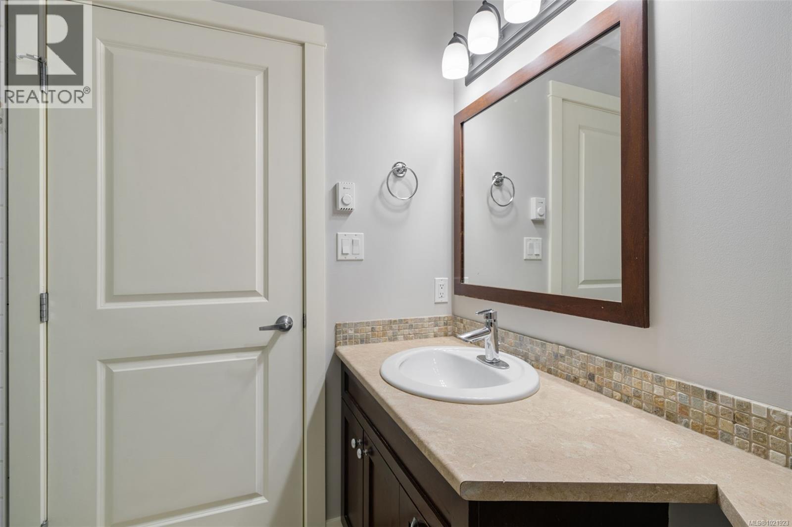 210 201 Nursery Hill Dr, View Royal, BC - Indoor Photo Showing Bathroom