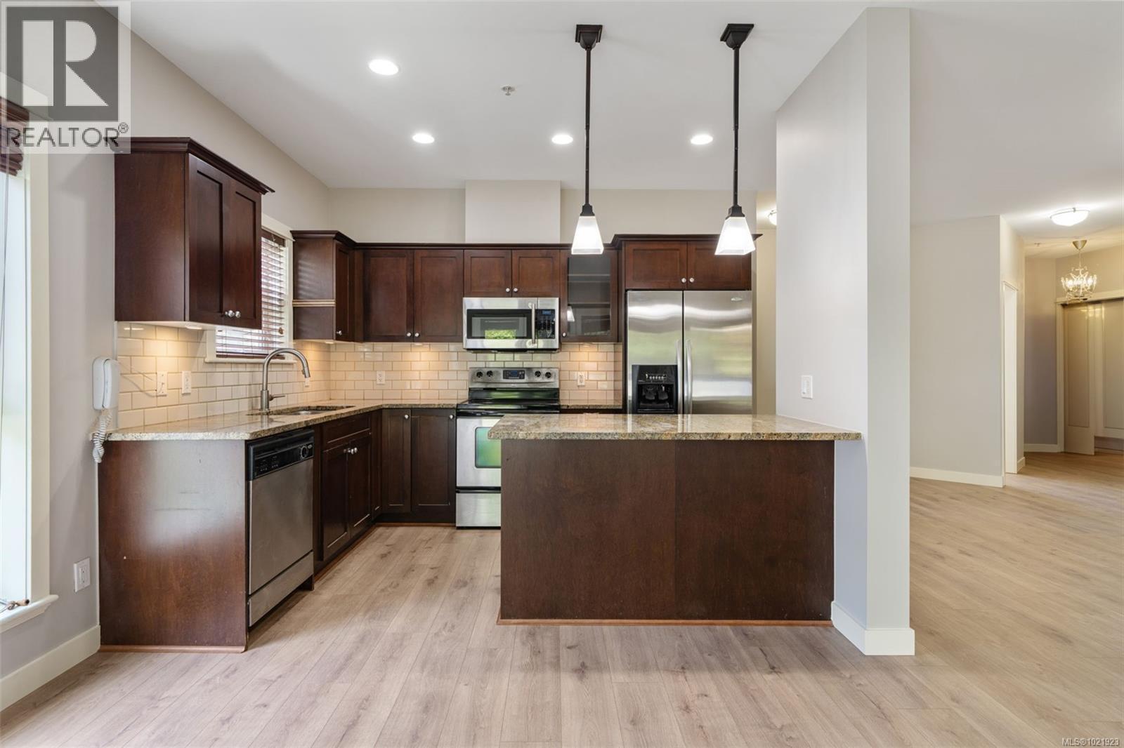 210 201 Nursery Hill Dr, View Royal, BC - Indoor Photo Showing Kitchen With Upgraded Kitchen