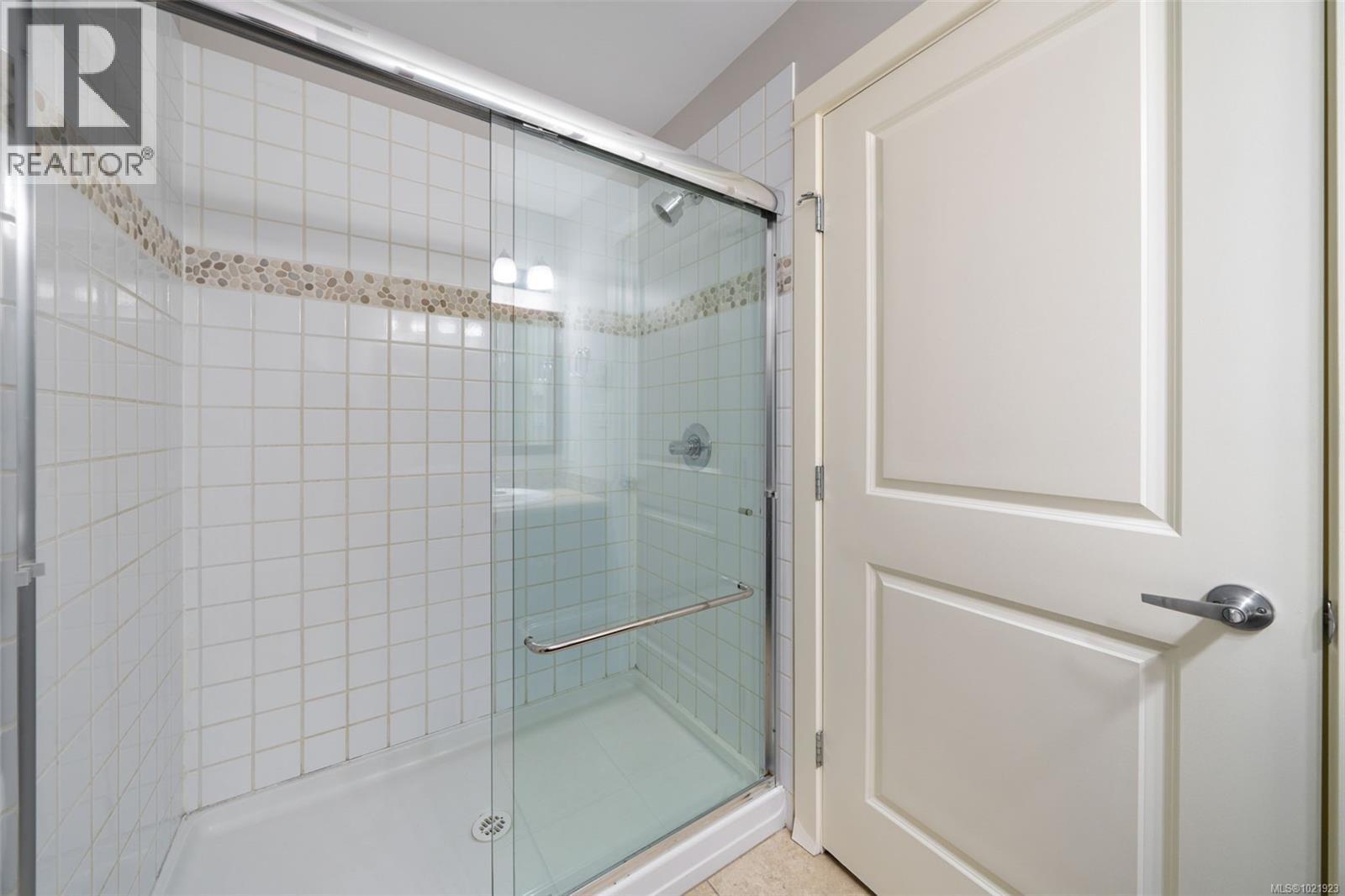 210 201 Nursery Hill Dr, View Royal, BC - Indoor Photo Showing Bathroom