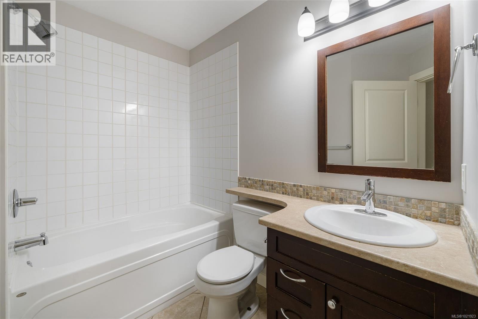 210 201 Nursery Hill Dr, View Royal, BC - Indoor Photo Showing Bathroom