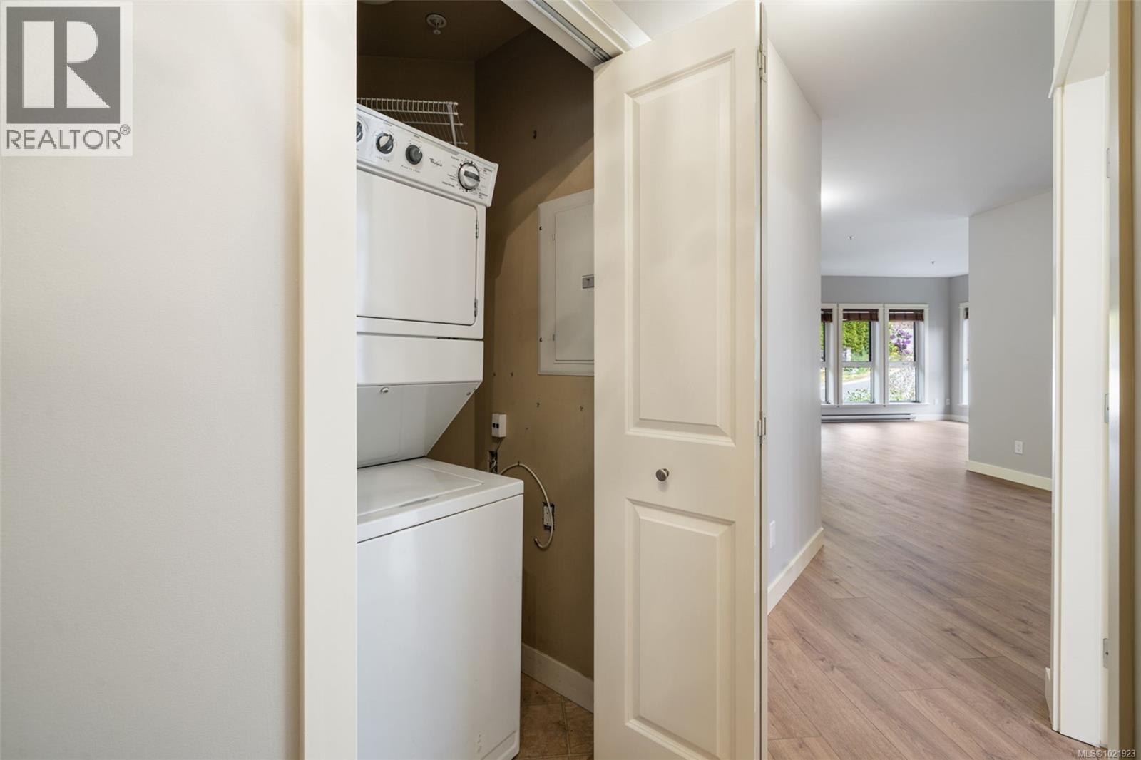 210 201 Nursery Hill Dr, View Royal, BC - Indoor Photo Showing Laundry Room