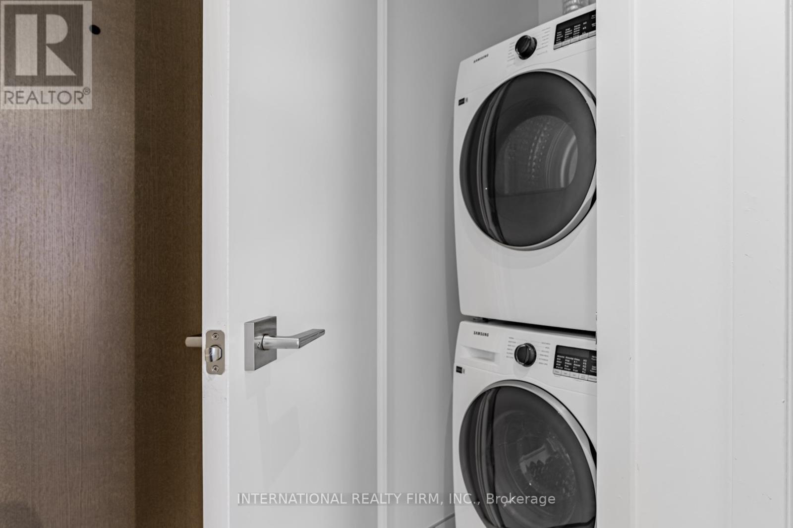 1507 - 195 Mccaul Street, Toronto, ON - Indoor Photo Showing Laundry Room