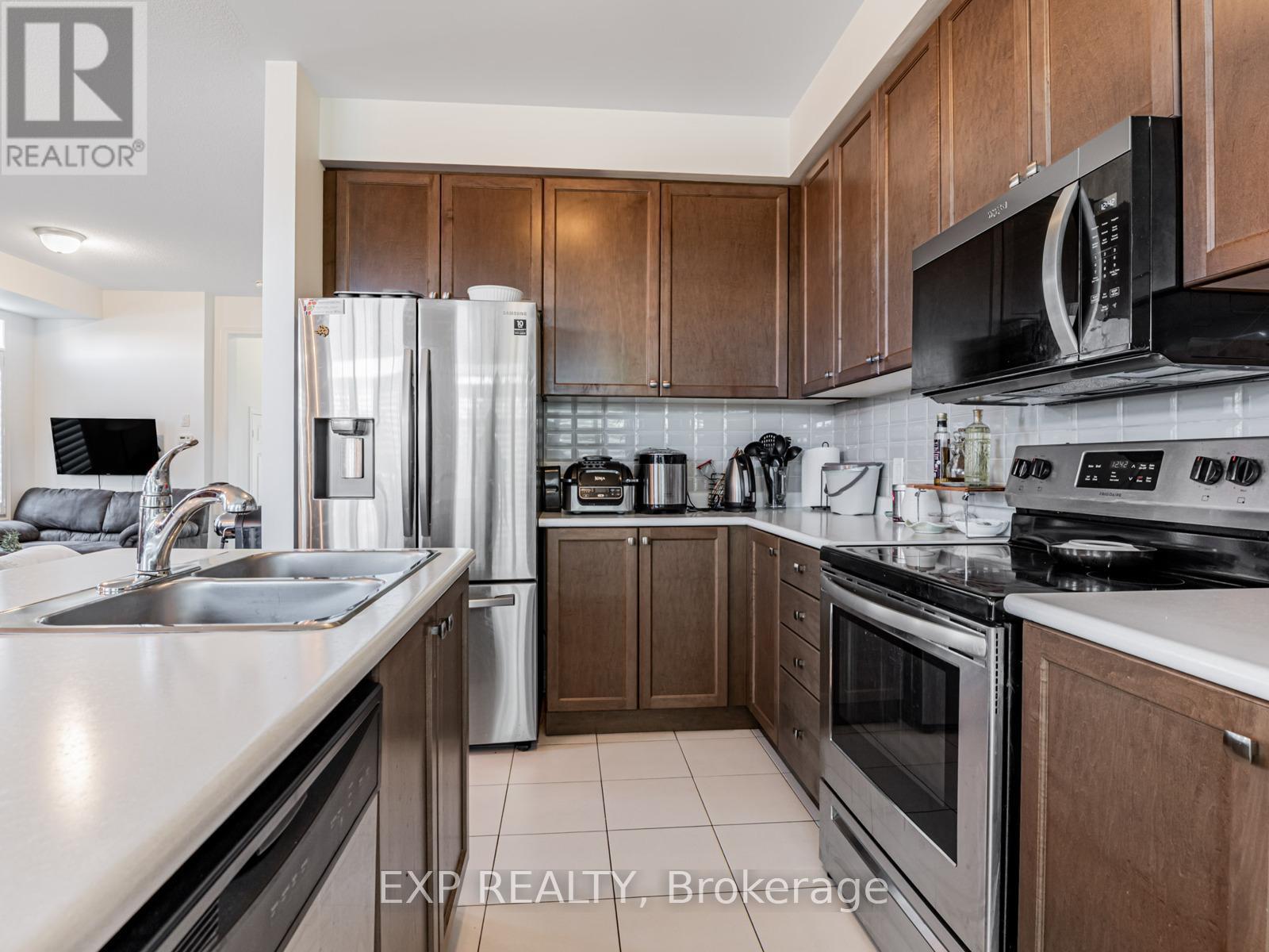 2 Angela Street, Bradford West Gwillimbury, ON - Indoor Photo Showing Kitchen With Double Sink