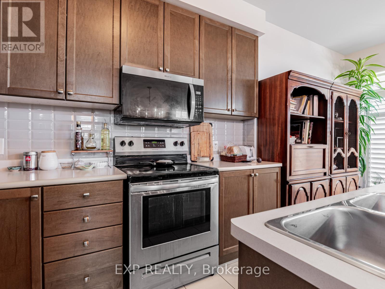 2 Angela Street, Bradford West Gwillimbury, ON - Indoor Photo Showing Kitchen With Double Sink