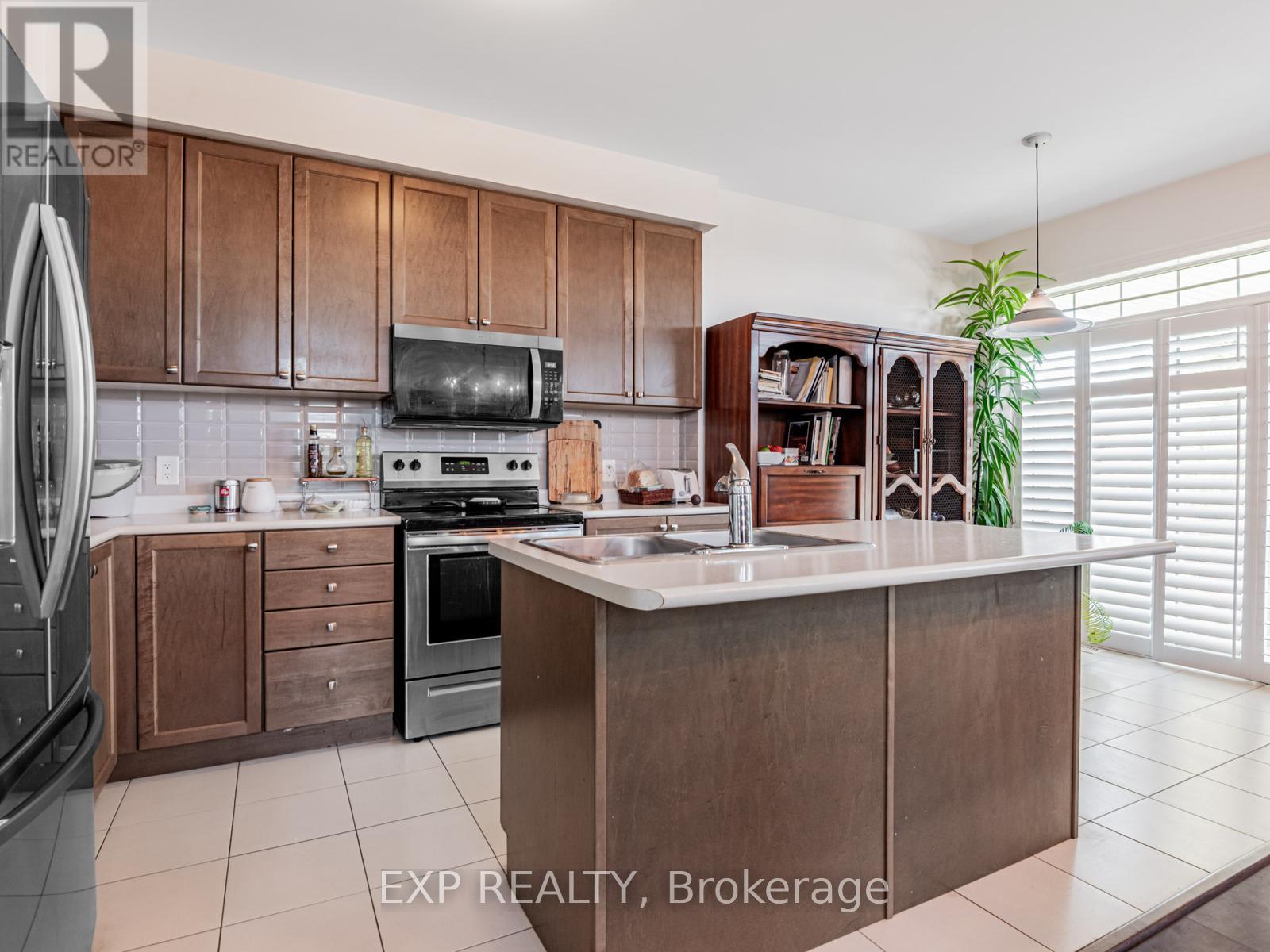 2 Angela Street, Bradford West Gwillimbury, ON - Indoor Photo Showing Kitchen