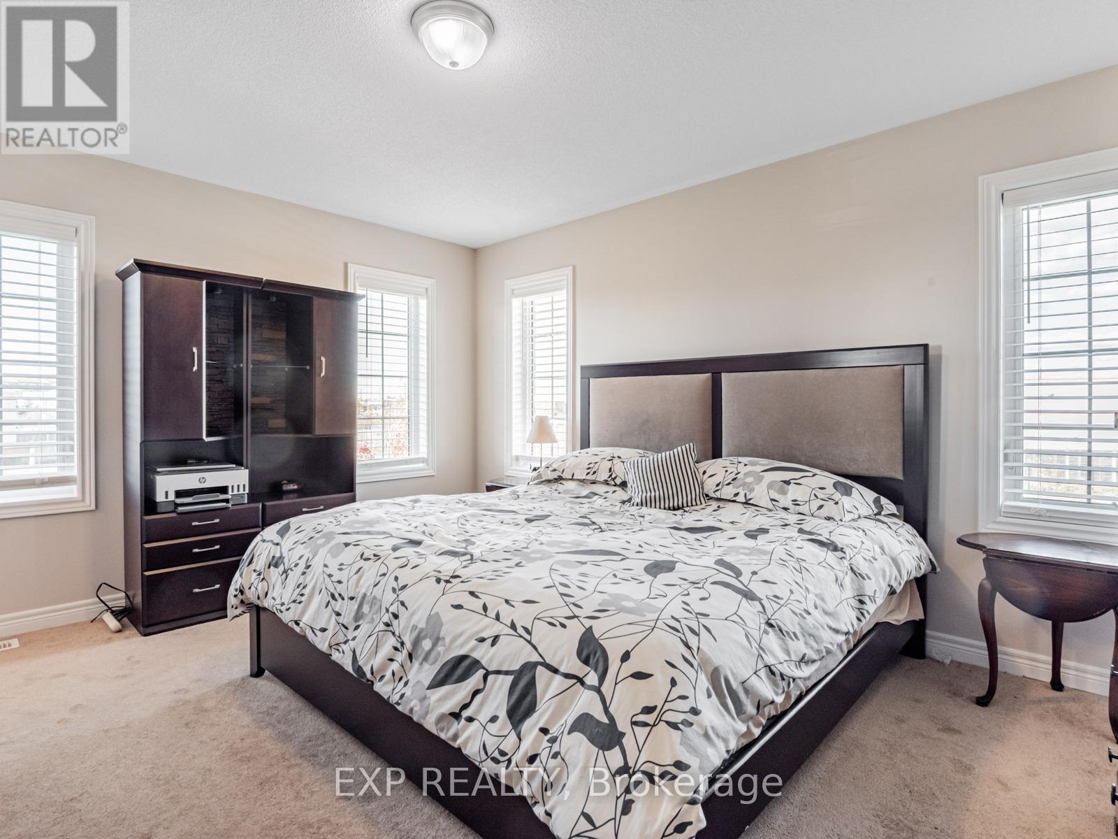 2 Angela Street, Bradford West Gwillimbury, ON - Indoor Photo Showing Bedroom