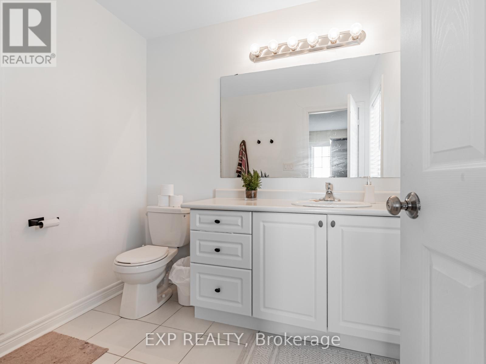 2 Angela Street, Bradford West Gwillimbury, ON - Indoor Photo Showing Bathroom