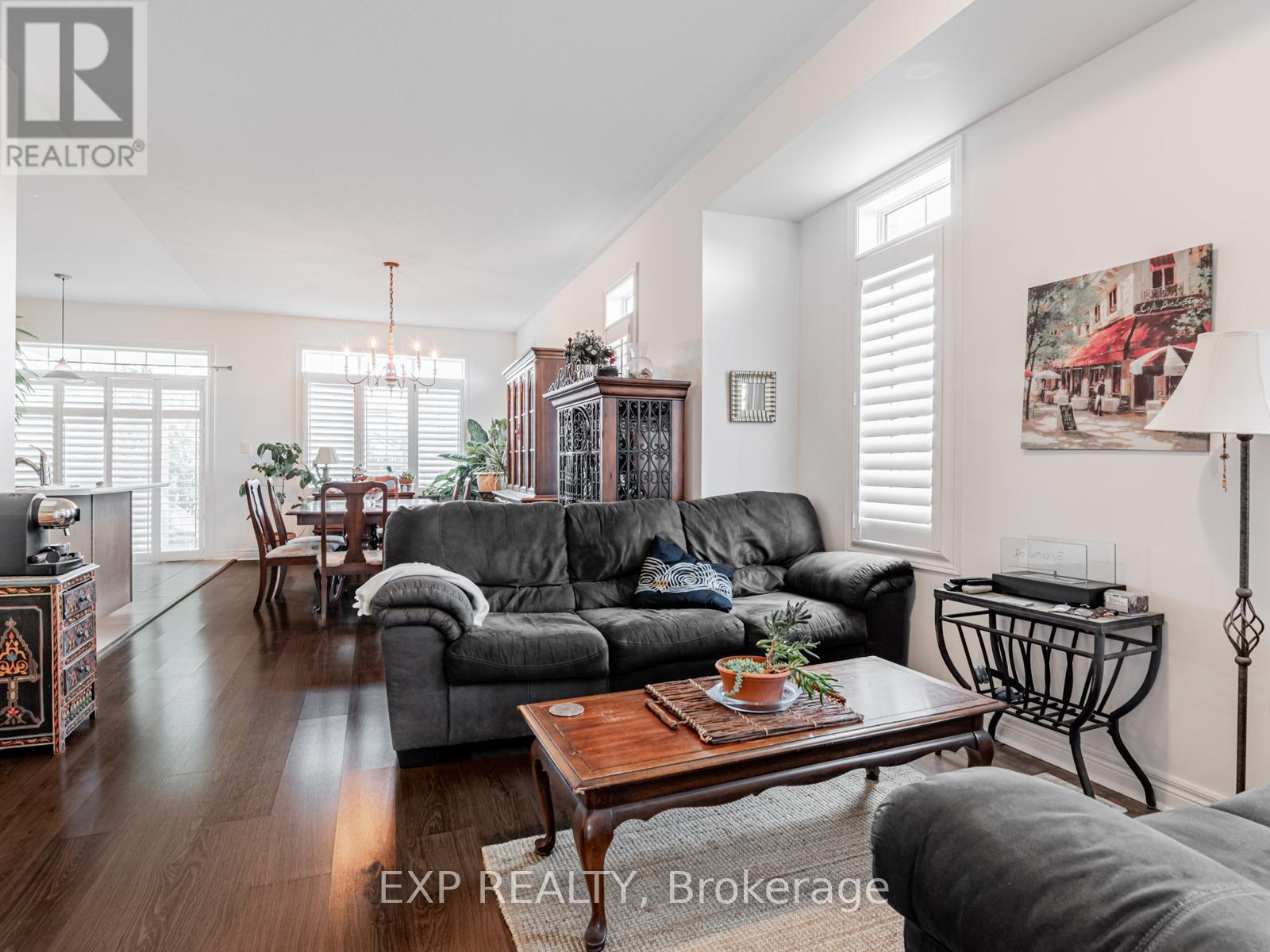 2 Angela Street, Bradford West Gwillimbury, ON - Indoor Photo Showing Living Room