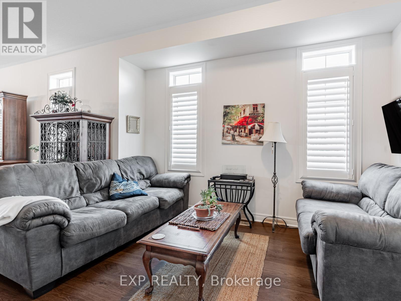 2 Angela Street, Bradford West Gwillimbury, ON - Indoor Photo Showing Living Room