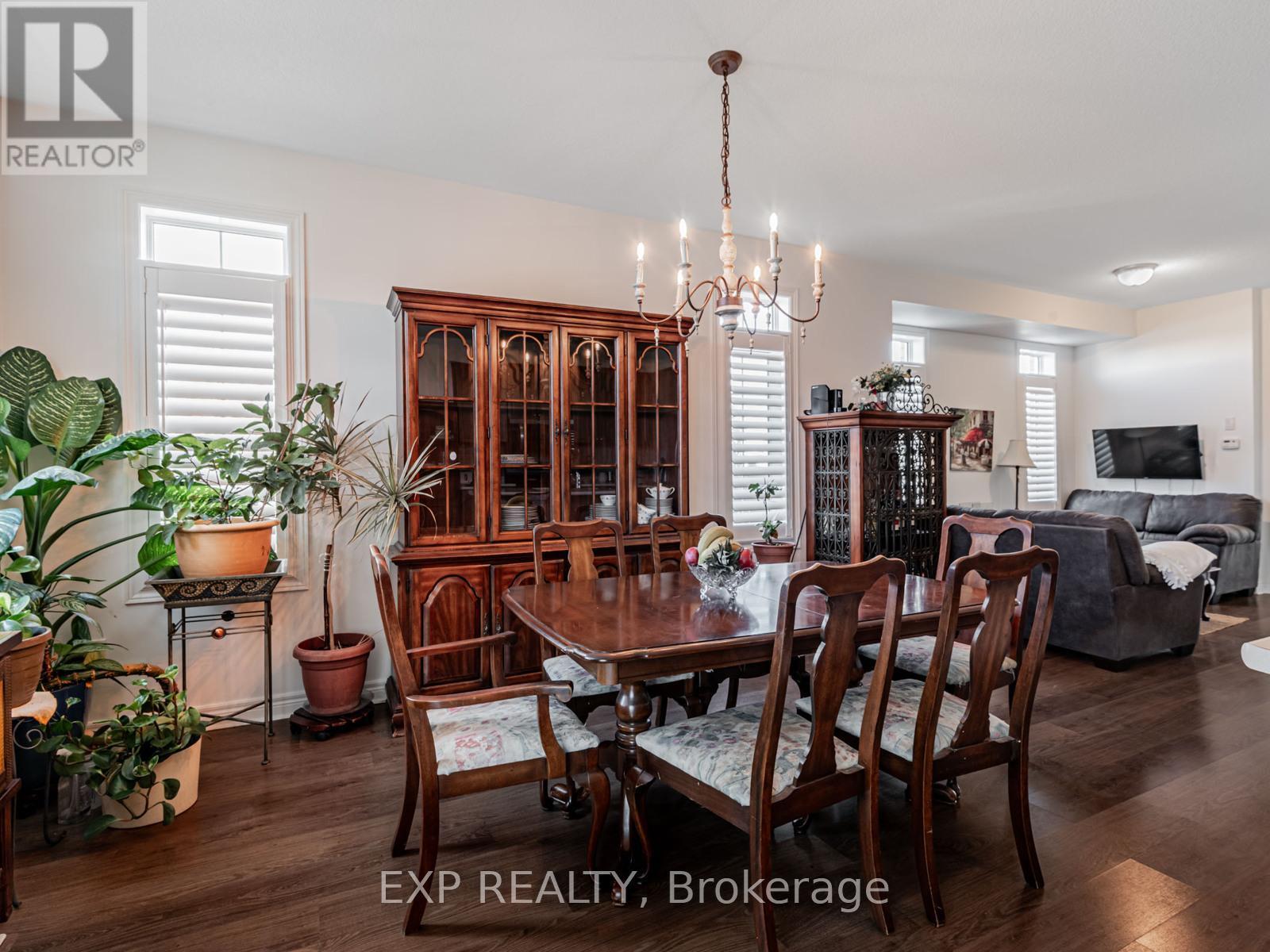 2 Angela Street, Bradford West Gwillimbury, ON - Indoor Photo Showing Dining Room