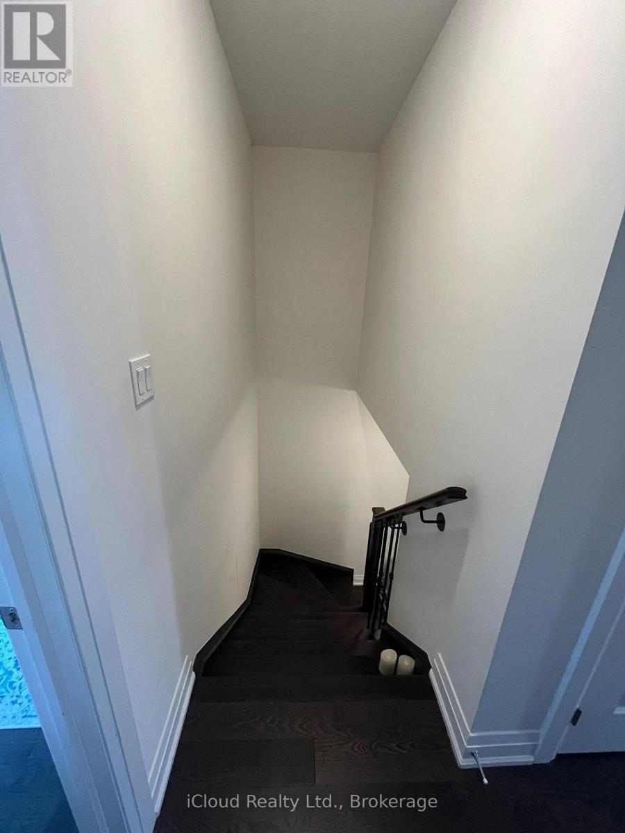 B - 33 Wild Rose Gardens, Toronto, ON - Indoor Photo Showing Other Room