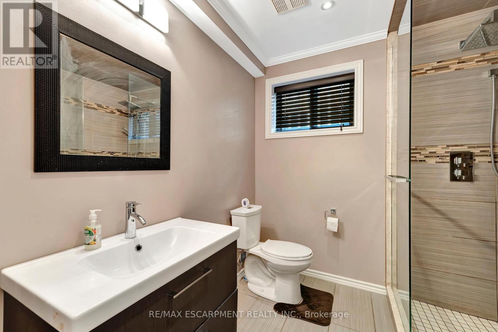 39 Marilyn Court, Hamilton, ON - Indoor Photo Showing Bathroom