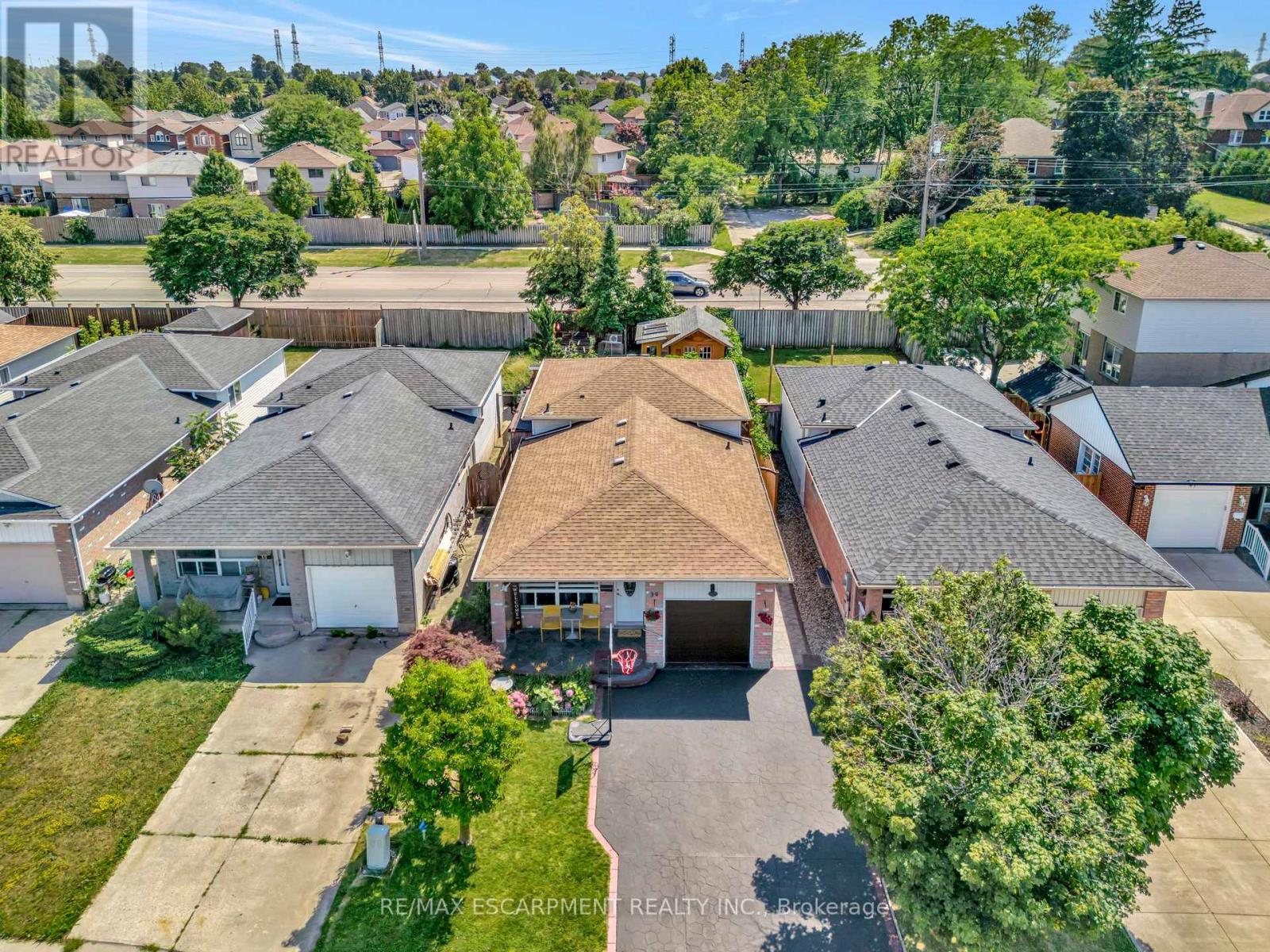 39 Marilyn Court, Hamilton, ON - Outdoor With Facade