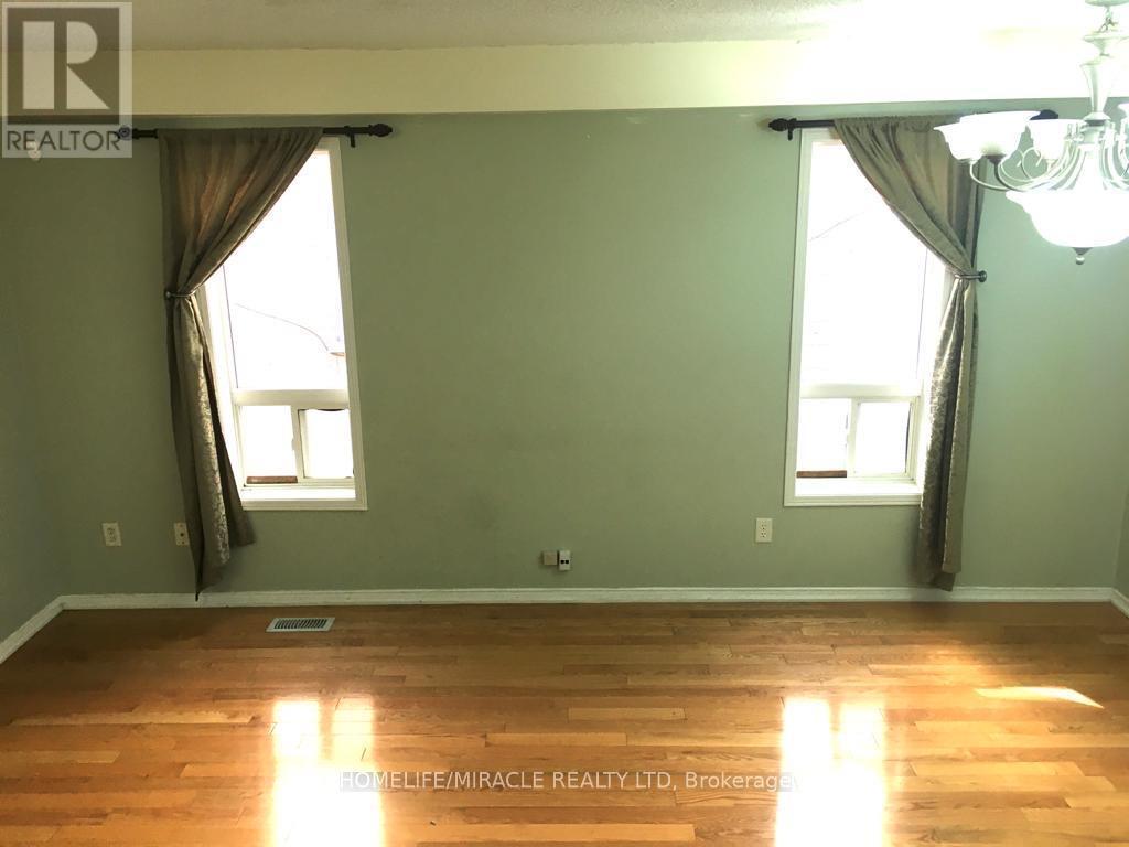 Upper - 581 Garden Walk, Mississauga, ON - Indoor Photo Showing Other Room