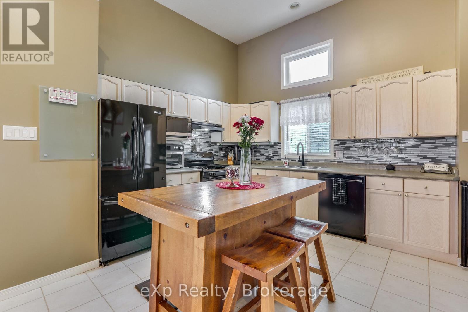 547 Forest Creek Place, London East (East A), ON - Indoor Photo Showing Kitchen
