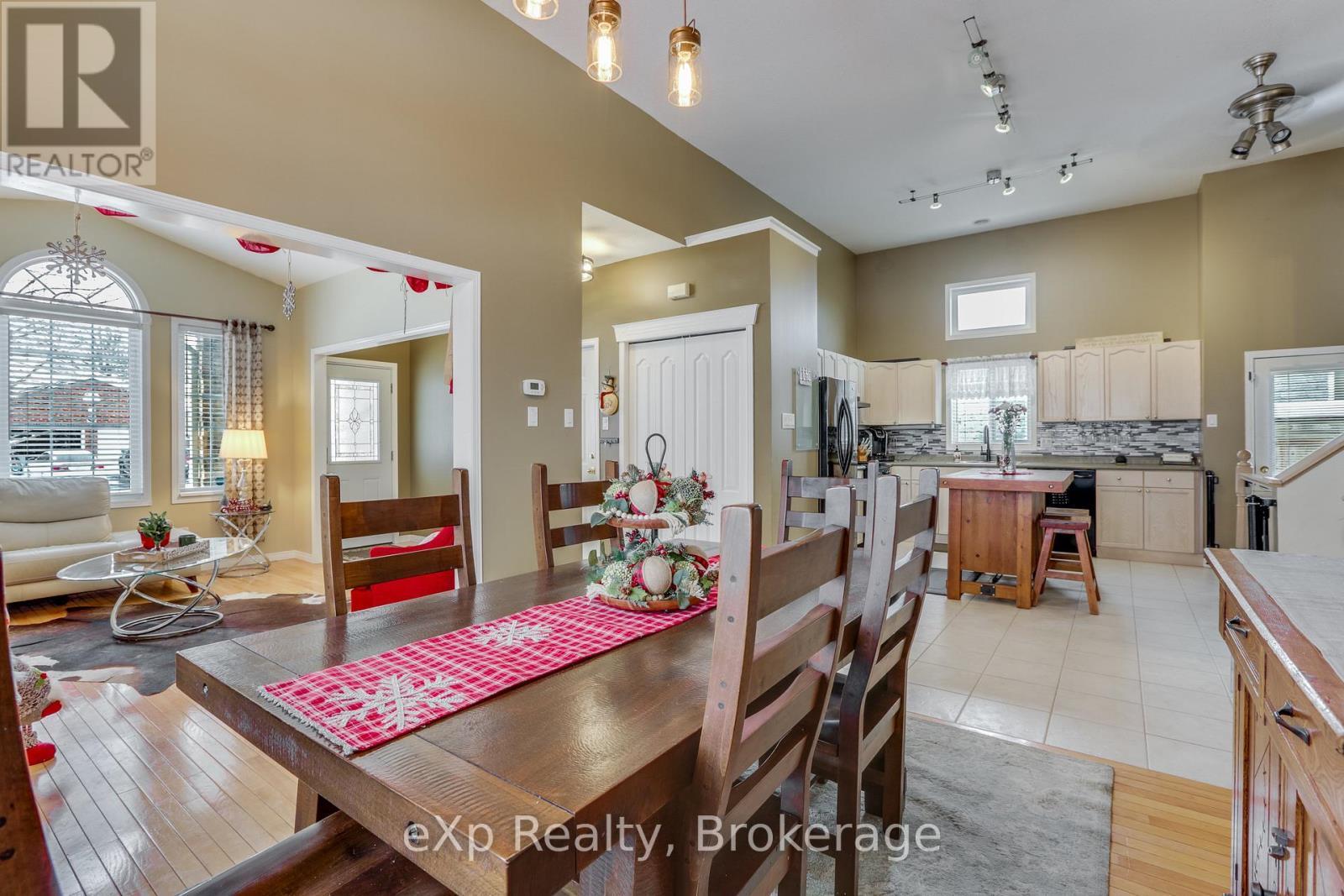 547 Forest Creek Place, London East (East A), ON - Indoor Photo Showing Dining Room
