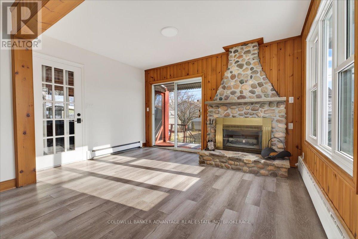 273 Humboldt Parkway, Port Colborne (Killaly East), ON - Indoor Photo Showing Living Room With Fireplace