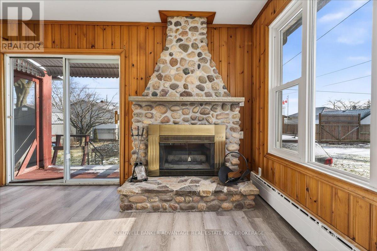 273 Humboldt Parkway, Port Colborne (Killaly East), ON - Indoor Photo Showing Living Room With Fireplace