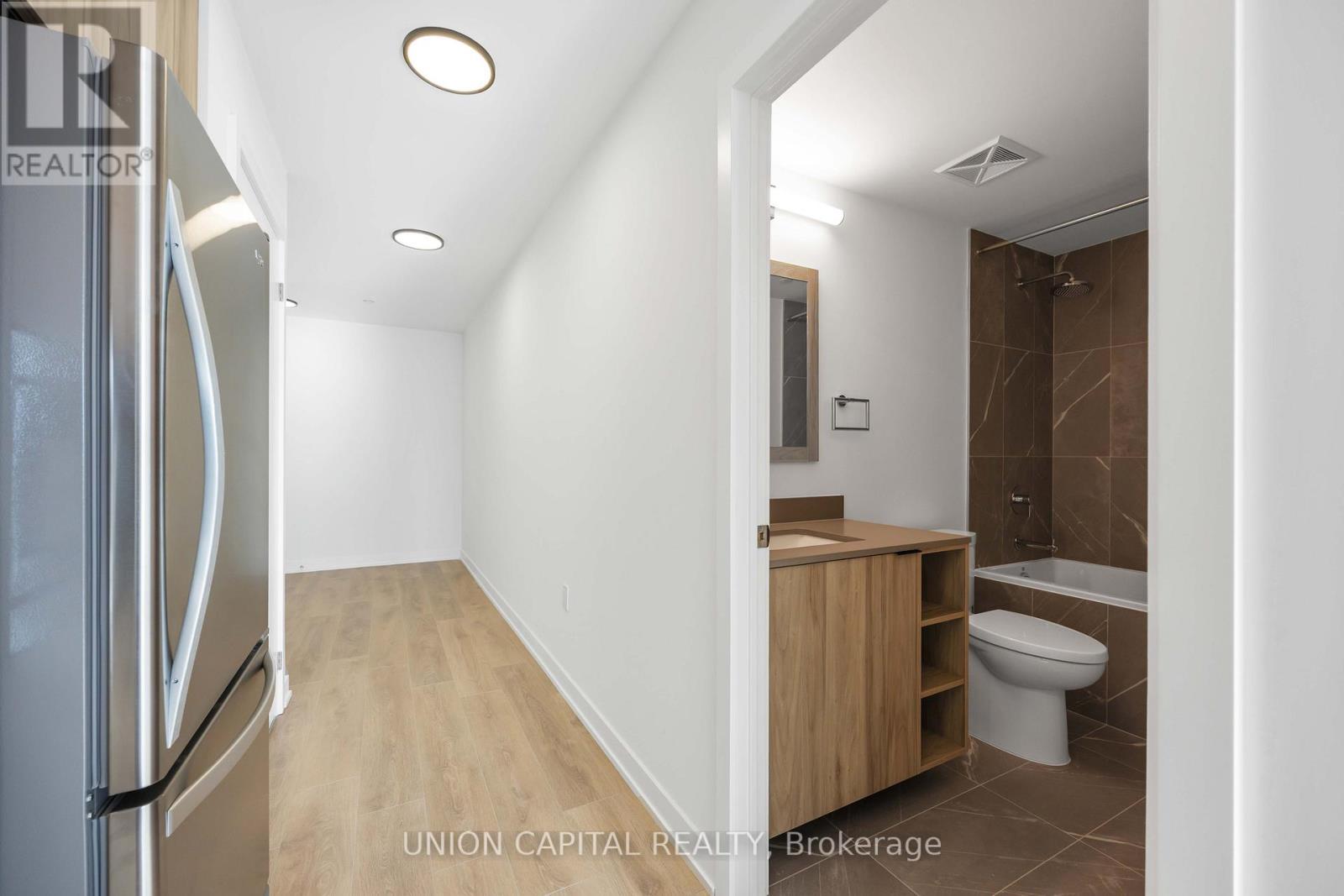 710 - 1037 The Queensway, Toronto, ON - Indoor Photo Showing Bathroom