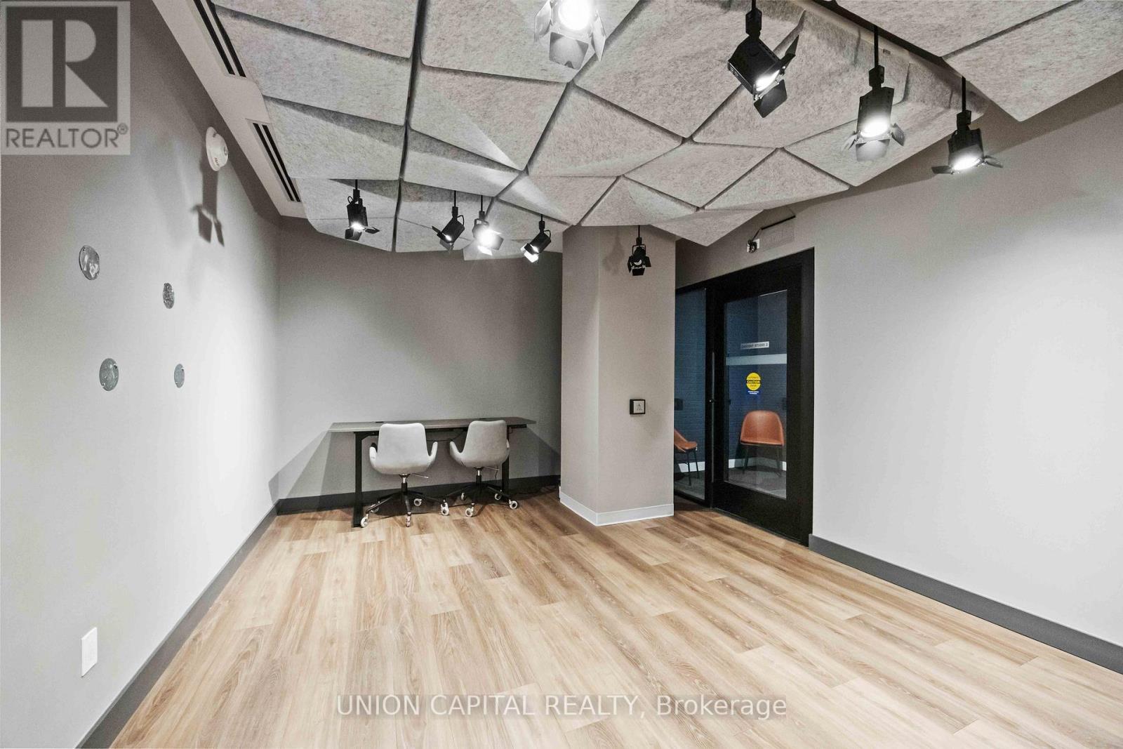 710 - 1037 The Queensway, Toronto, ON - Indoor Photo Showing Other Room