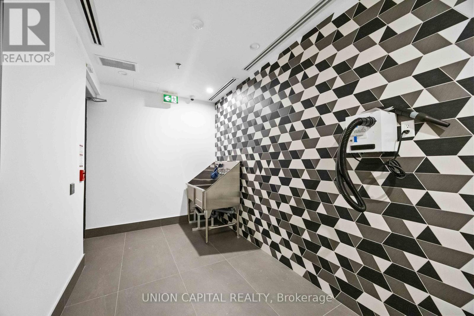 710 - 1037 The Queensway, Toronto, ON - Photo Showing Other Room