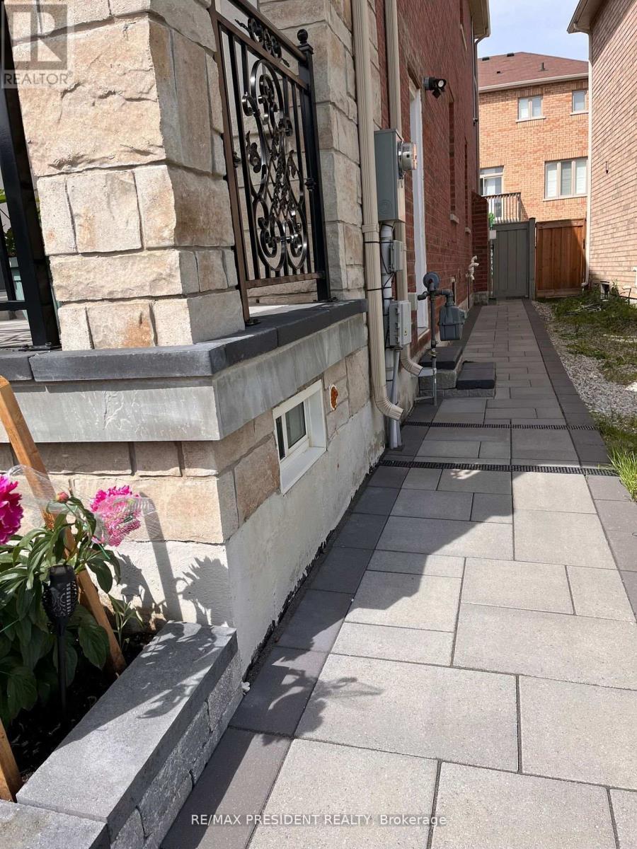 75 Thornbush Boulevard, Brampton, ON - Outdoor