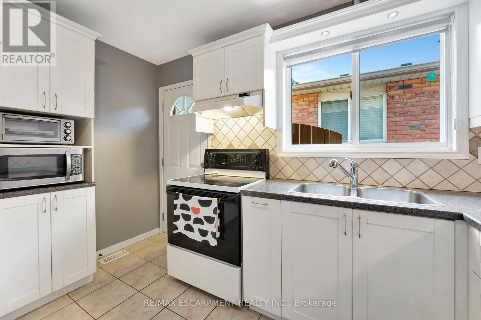 39 Marilyn Court, Hamilton, ON - Indoor Photo Showing Kitchen With Double Sink
