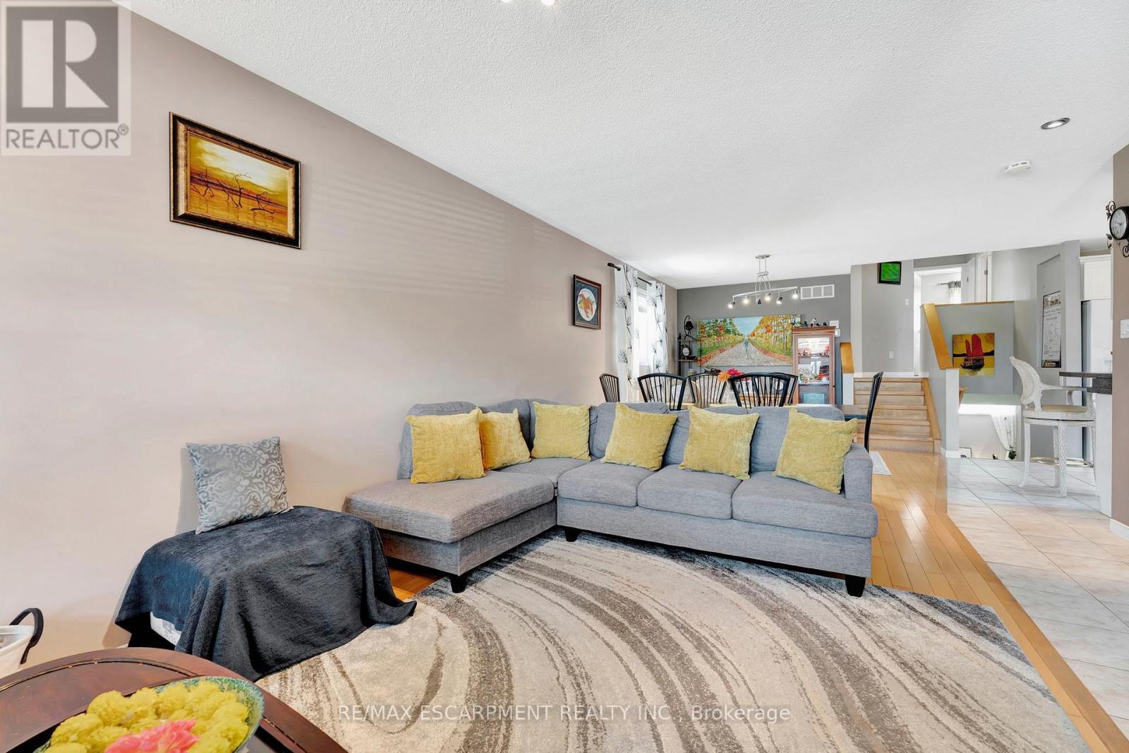 39 Marilyn Court, Hamilton, ON - Indoor Photo Showing Living Room