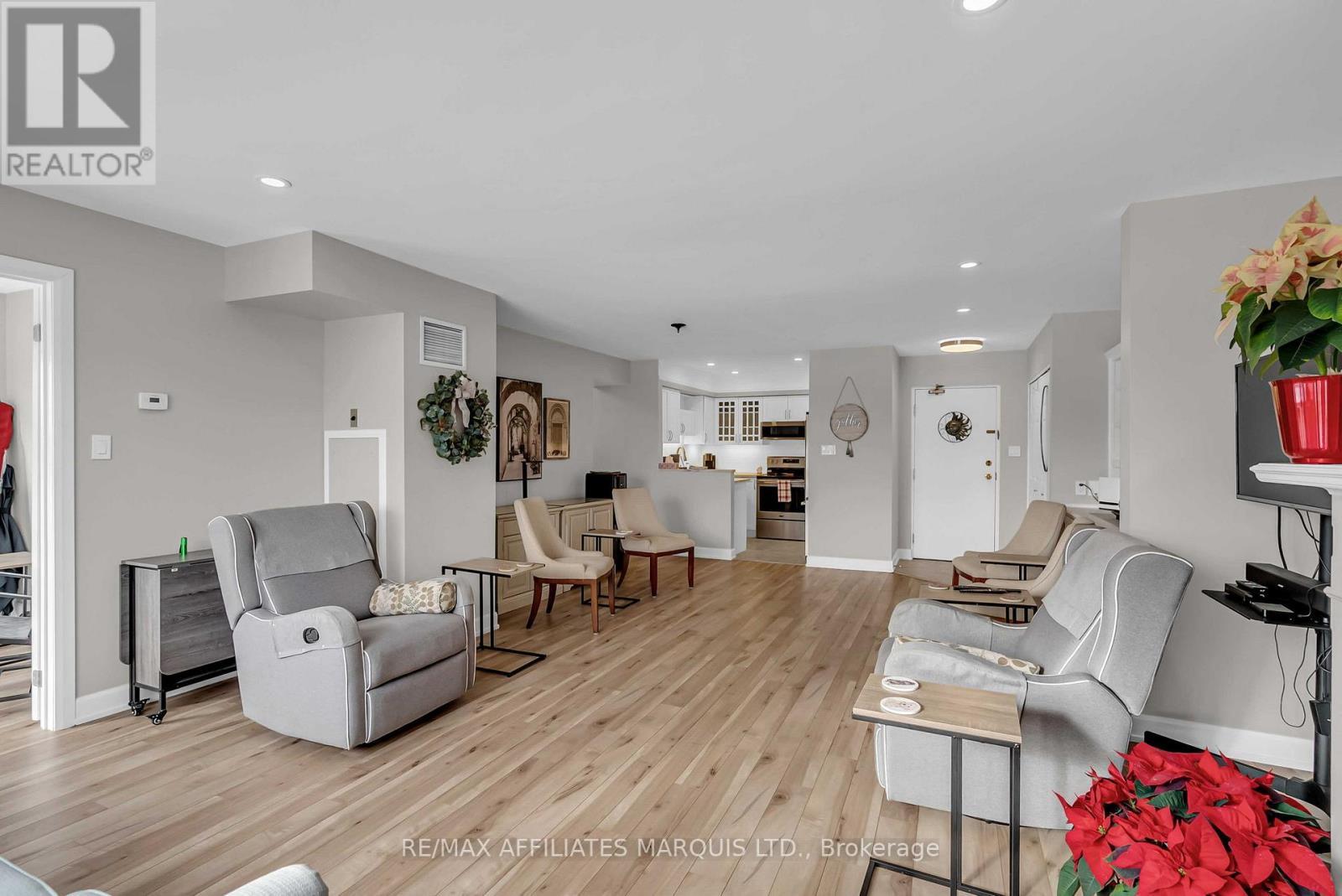 411 - 121 Water Street W, Cornwall, ON - Indoor Photo Showing Living Room