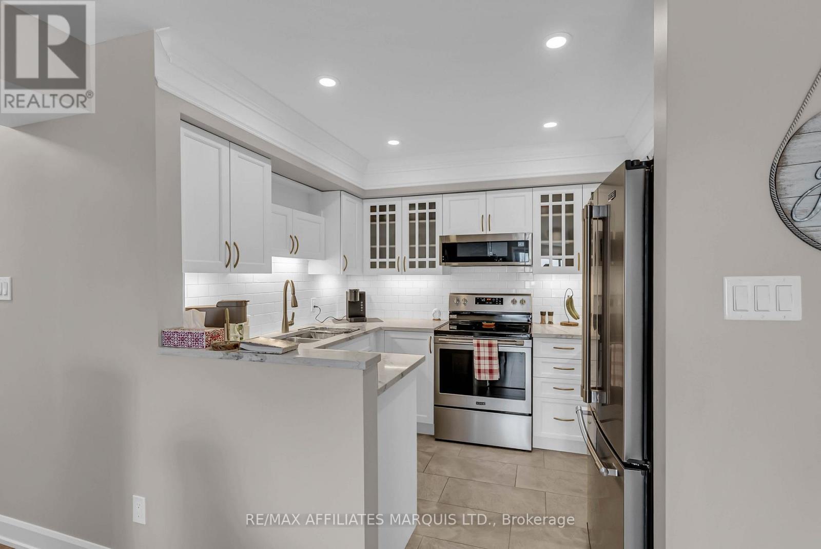 411 - 121 Water Street W, Cornwall, ON - Indoor Photo Showing Kitchen With Upgraded Kitchen