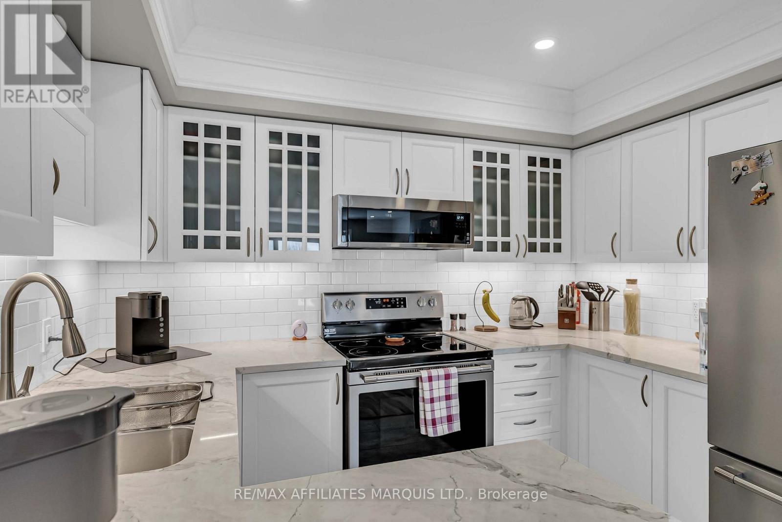 411 - 121 Water Street W, Cornwall, ON - Indoor Photo Showing Kitchen With Upgraded Kitchen