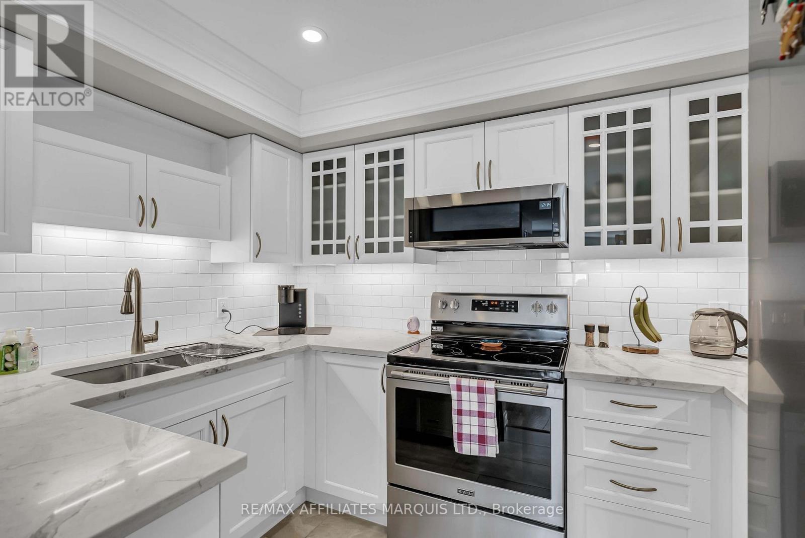 411 - 121 Water Street W, Cornwall, ON - Indoor Photo Showing Kitchen With Double Sink With Upgraded Kitchen