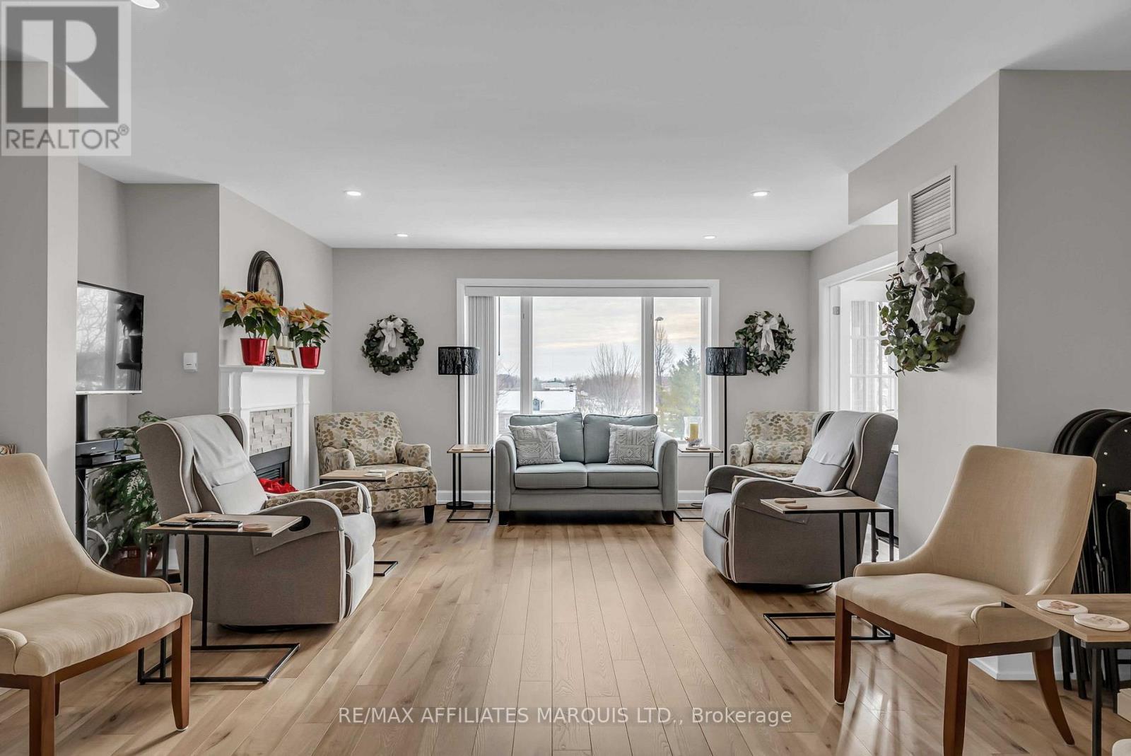 411 - 121 Water Street W, Cornwall, ON - Indoor Photo Showing Living Room
