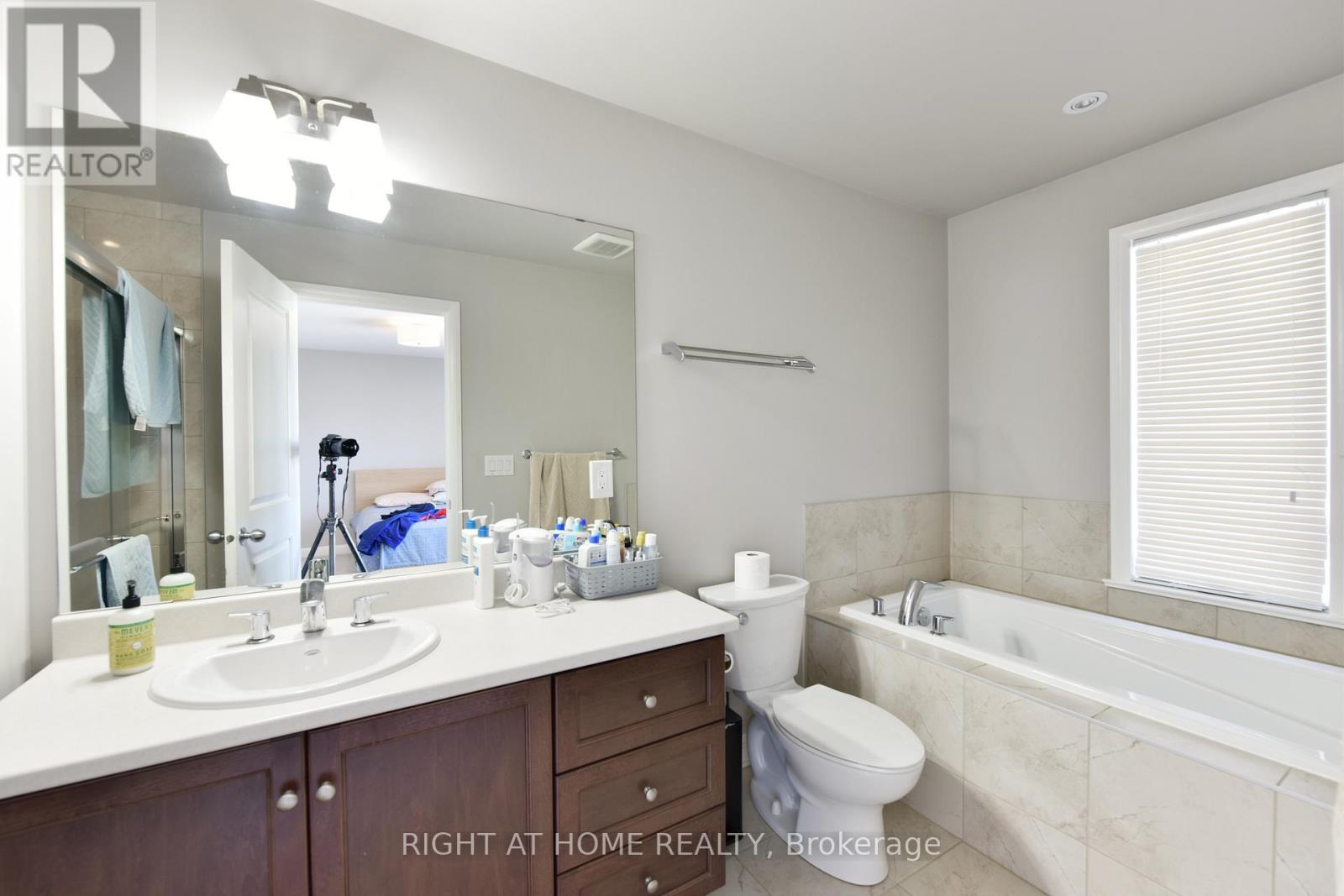 77 Arkose Street, Ottawa, ON - Indoor Photo Showing Bathroom