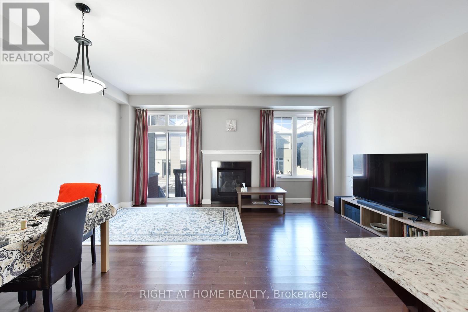 77 Arkose Street, Ottawa, ON - Indoor Photo Showing Living Room