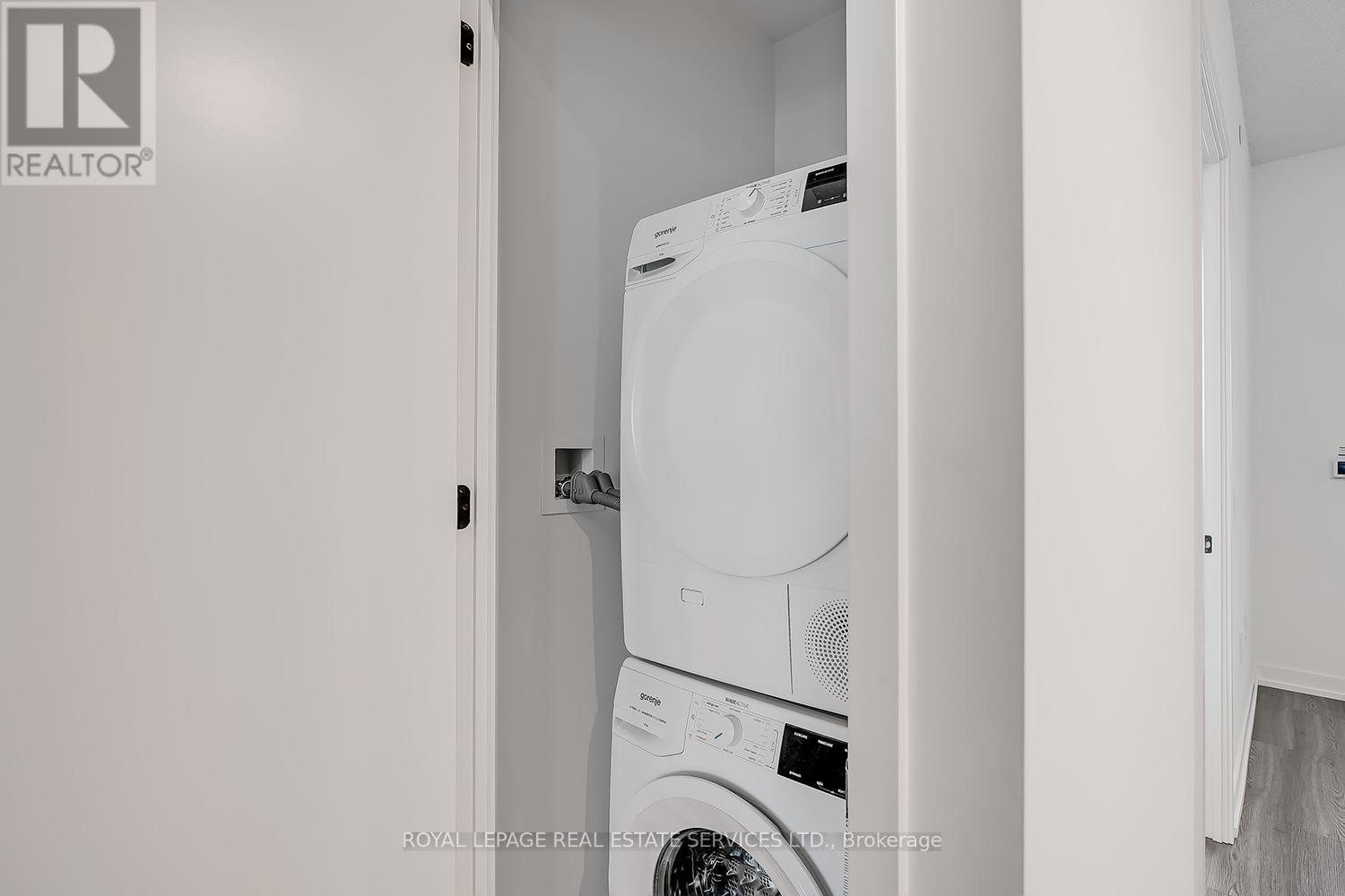 4303 - 8 Interchange Way, Vaughan, ON - Indoor Photo Showing Laundry Room