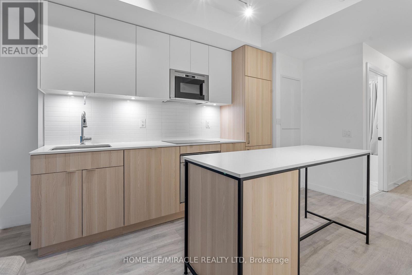 715 - 220 Missinnihe Way, Mississauga, ON - Indoor Photo Showing Kitchen