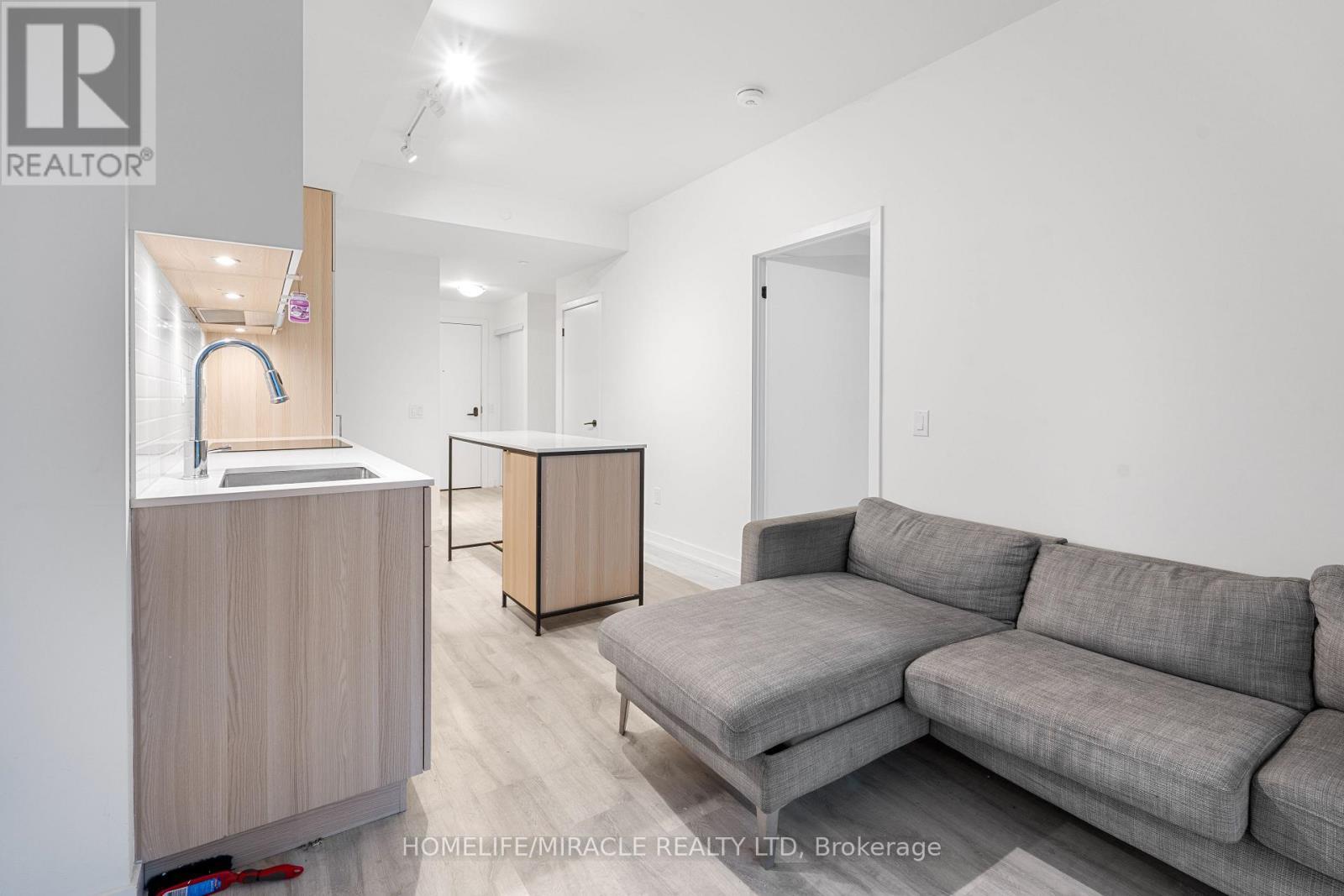 715 - 220 Missinnihe Way, Mississauga, ON - Indoor Photo Showing Living Room