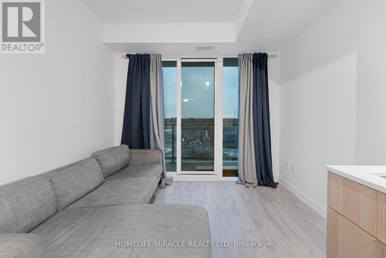 715 - 220 Missinnihe Way, Mississauga, ON - Indoor