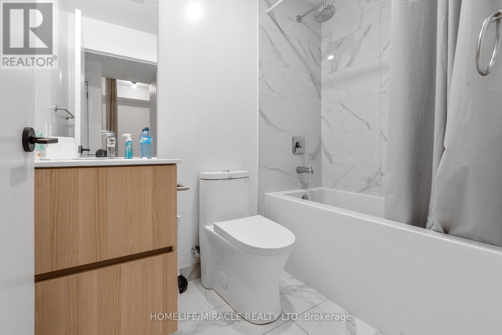 715 - 220 Missinnihe Way, Mississauga, ON - Indoor Photo Showing Bathroom