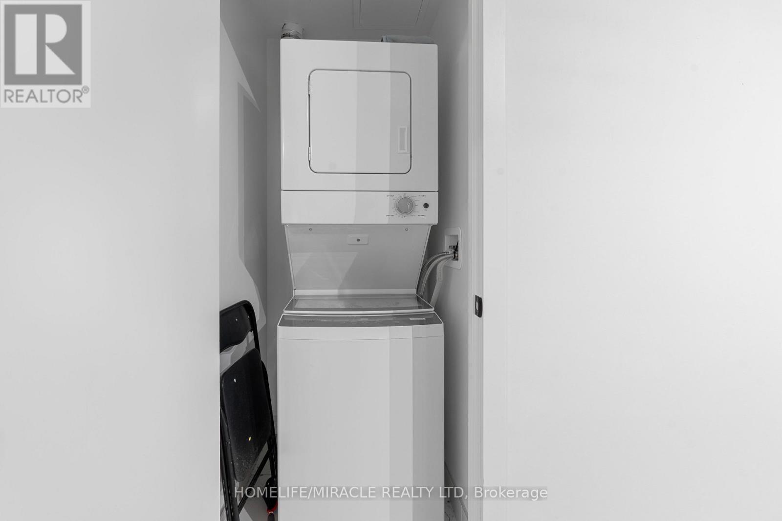 715 - 220 Missinnihe Way, Mississauga, ON - Indoor Photo Showing Laundry Room