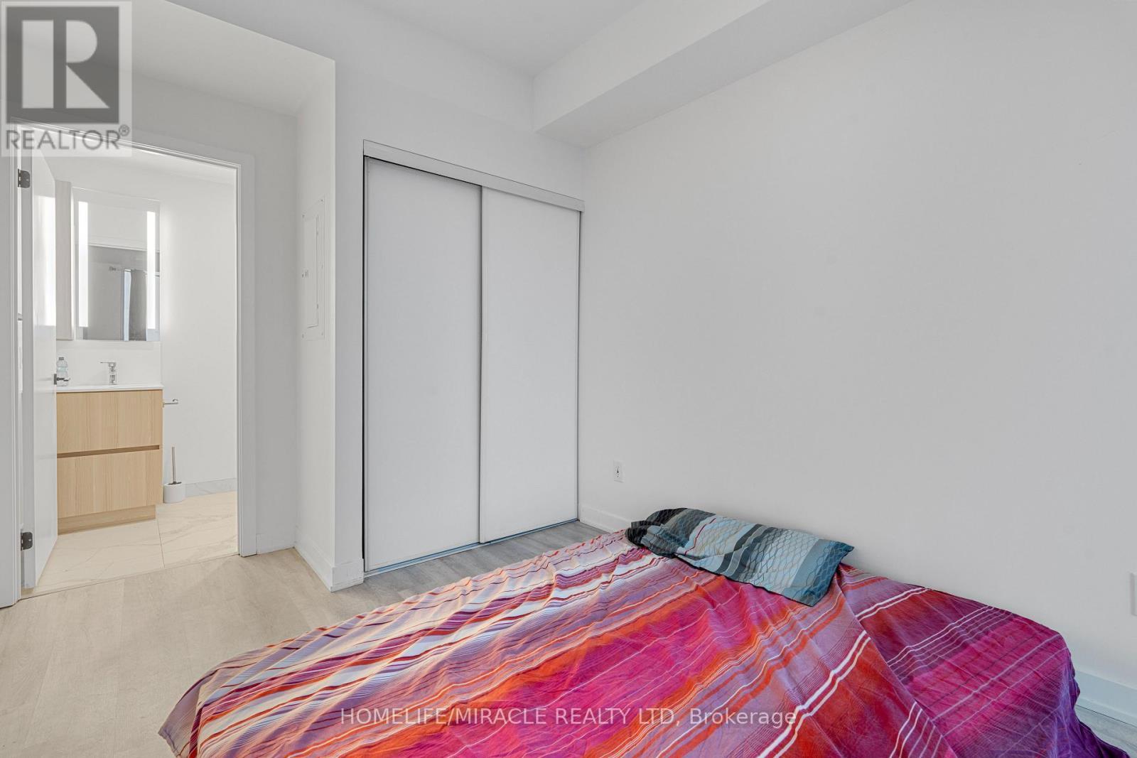 715 - 220 Missinnihe Way, Mississauga, ON - Indoor Photo Showing Bedroom