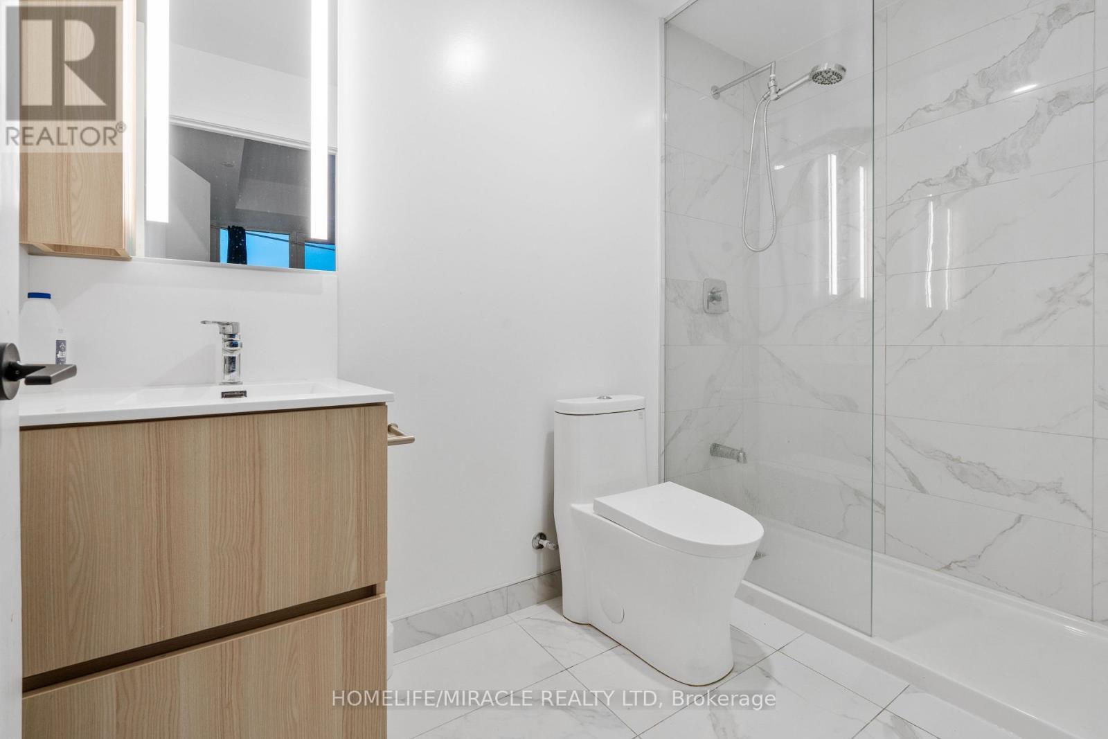 715 - 220 Missinnihe Way, Mississauga, ON - Indoor Photo Showing Bathroom
