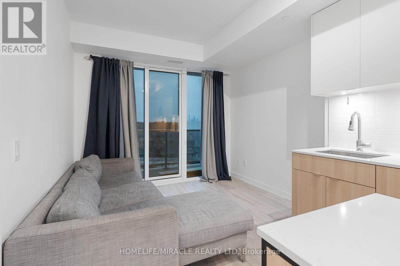 715 - 220 Missinnihe Way, Mississauga, ON - Indoor