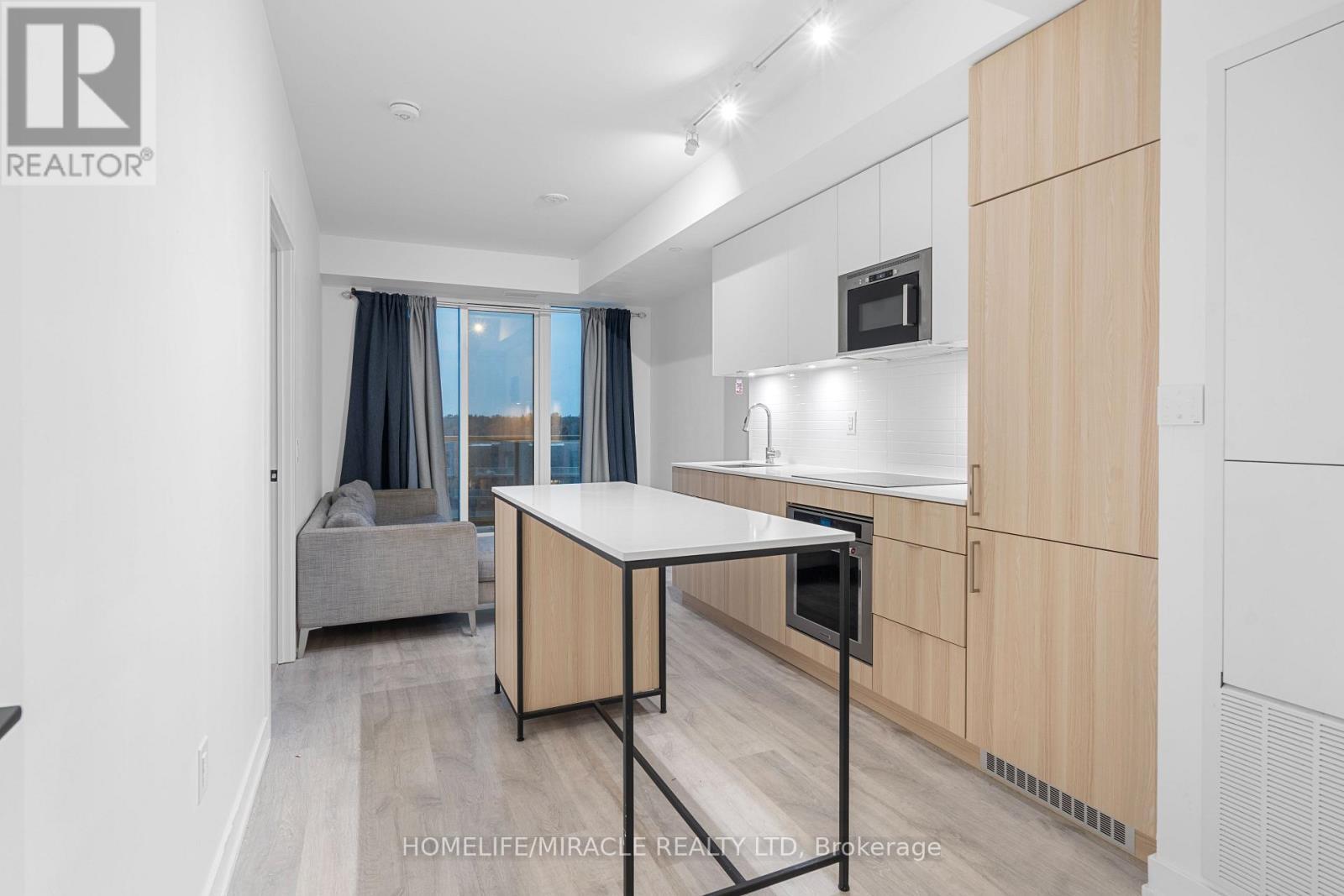 715 - 220 Missinnihe Way, Mississauga, ON - Indoor Photo Showing Kitchen