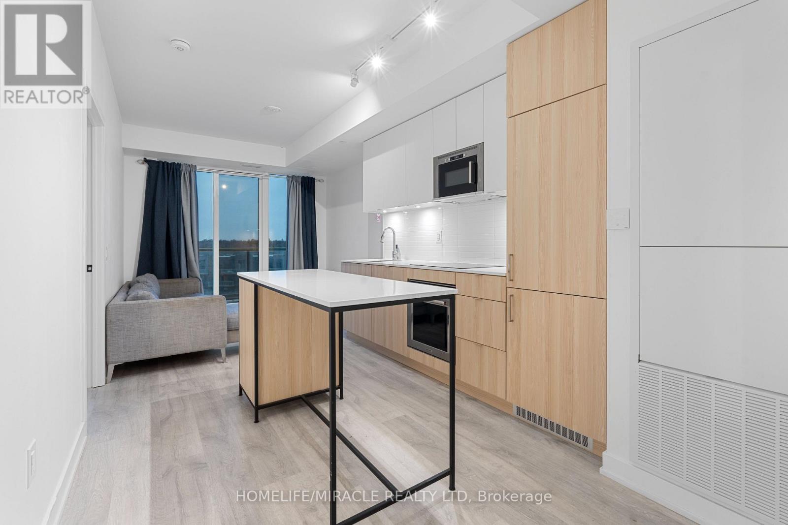 715 - 220 Missinnihe Way, Mississauga, ON - Indoor Photo Showing Kitchen