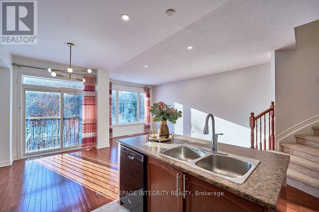 870 Fletcher Circle, Ottawa, ON - Indoor Photo Showing Kitchen With Double Sink
